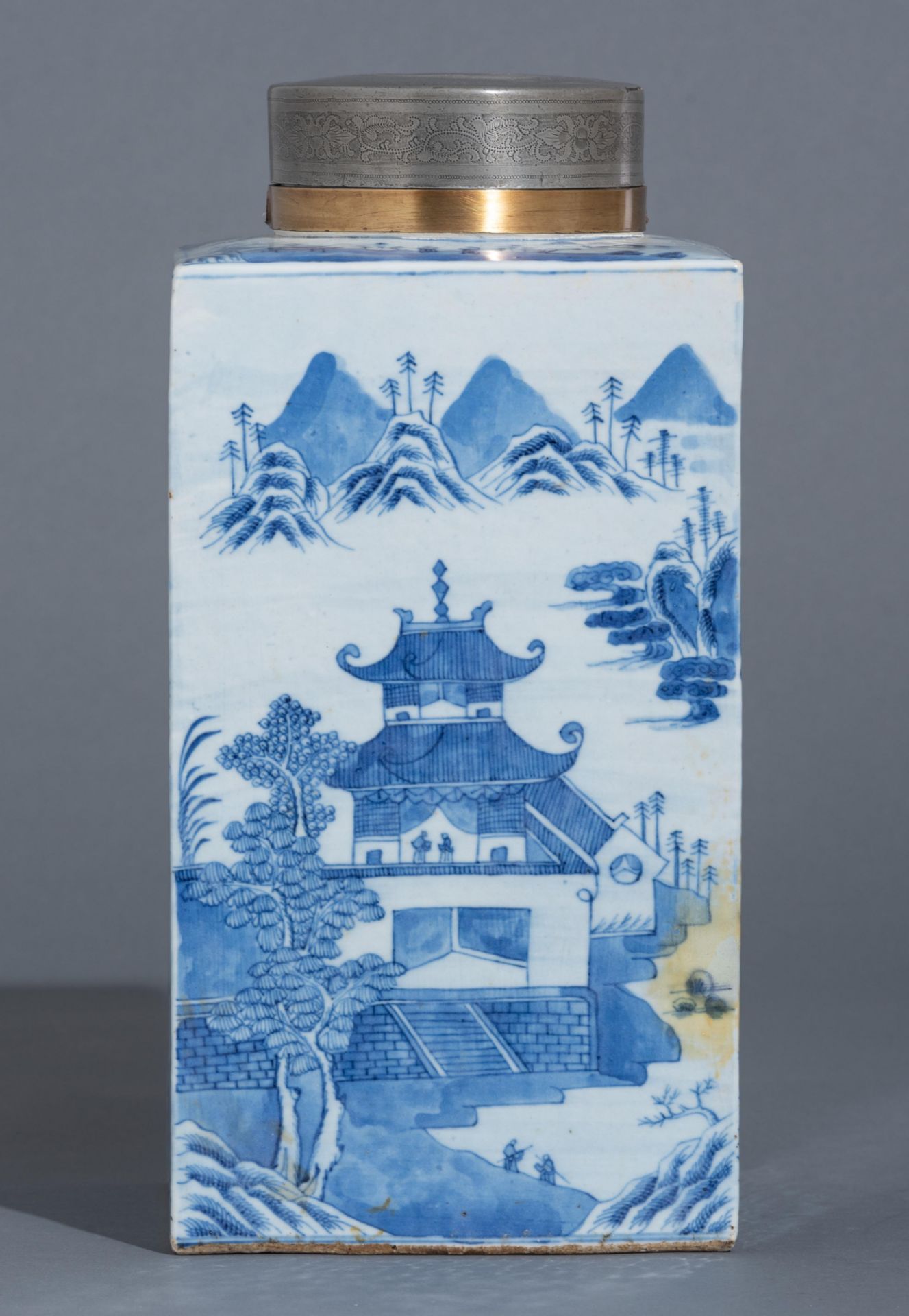 A massive Chinese blue and white tea caddy, early 19thC, H 35,5 cm - Image 4 of 13