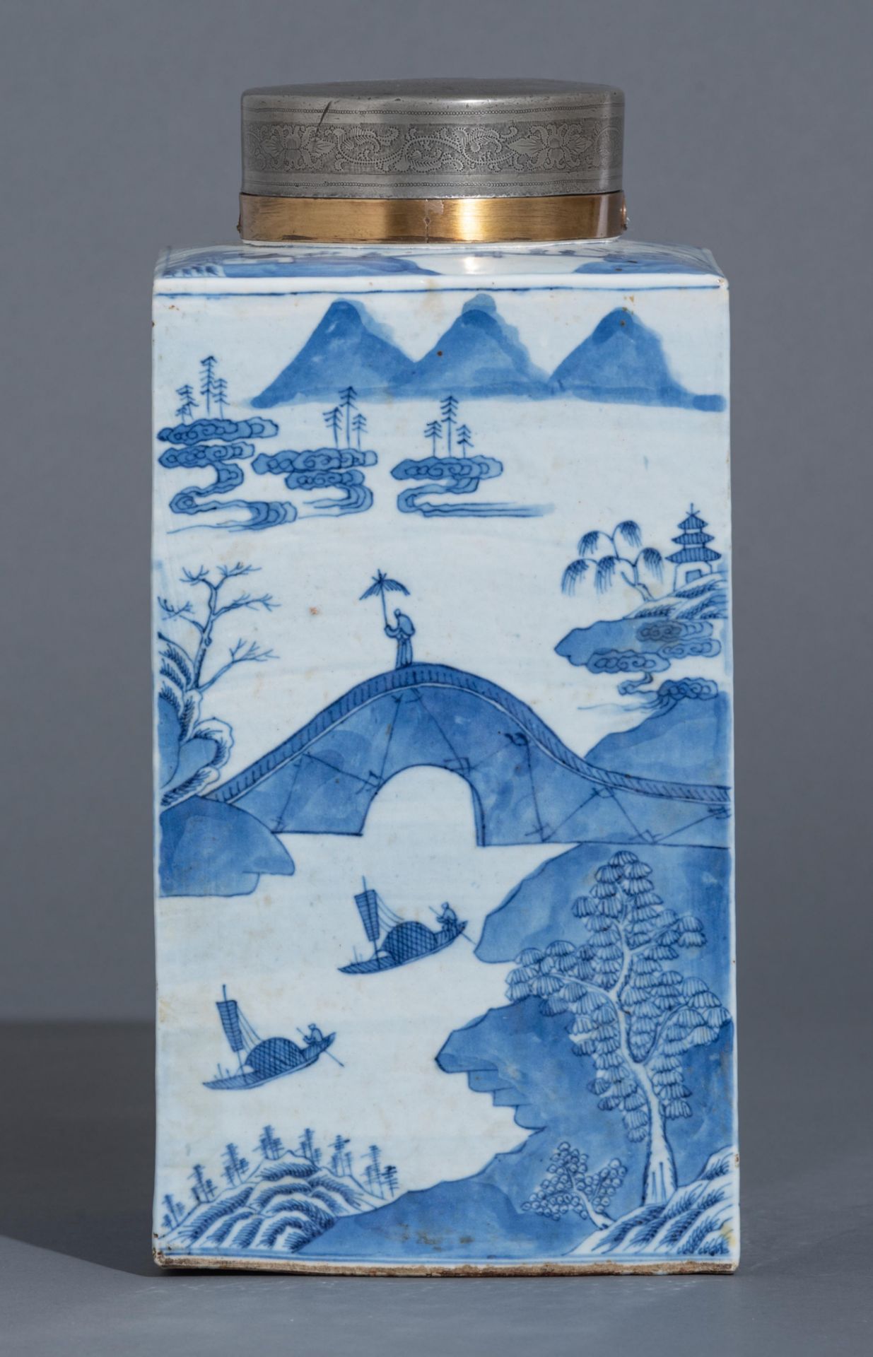A massive Chinese blue and white tea caddy, early 19thC, H 35,5 cm - Image 2 of 13