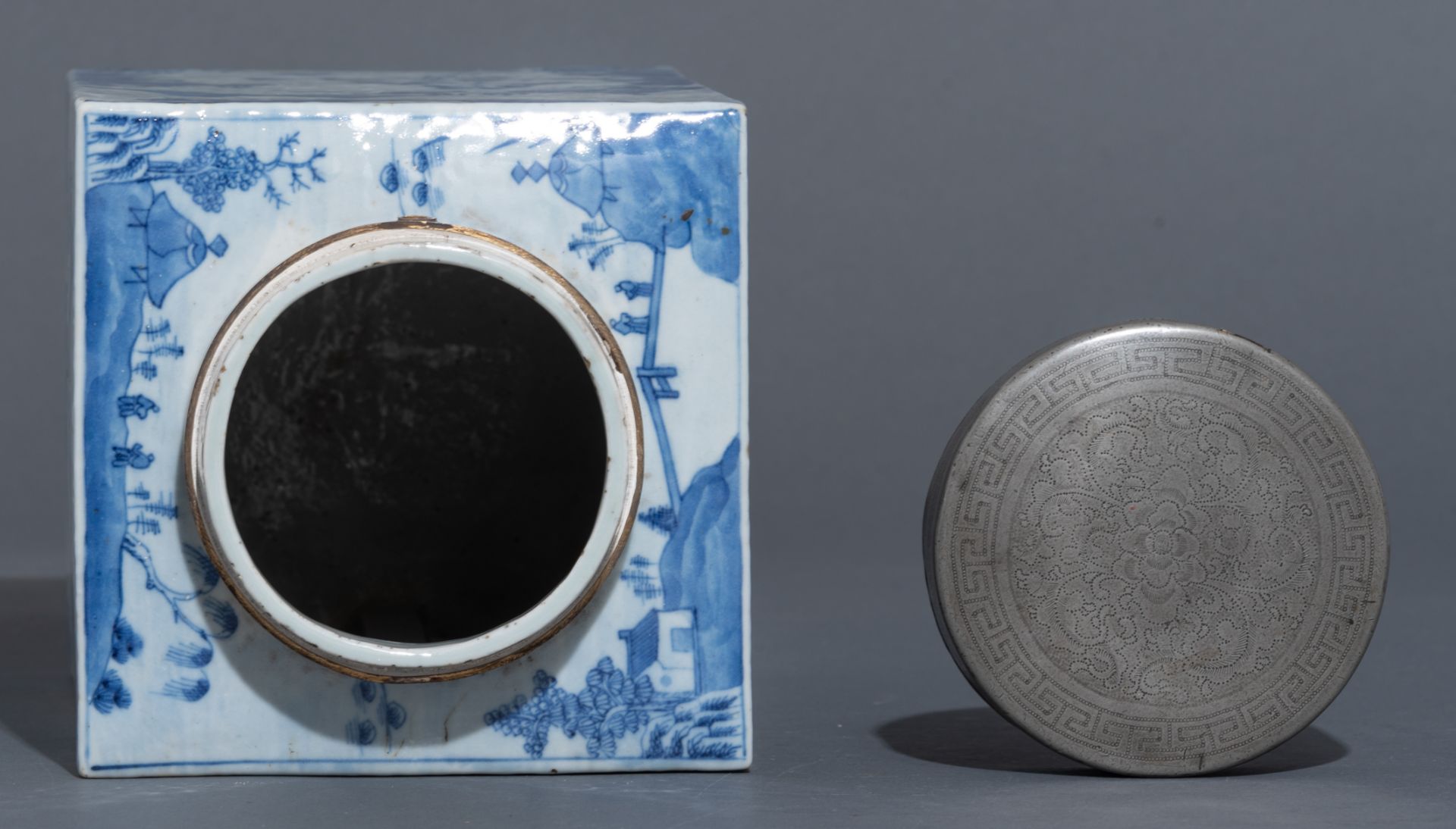 A massive Chinese blue and white tea caddy, early 19thC, H 35,5 cm - Image 6 of 13