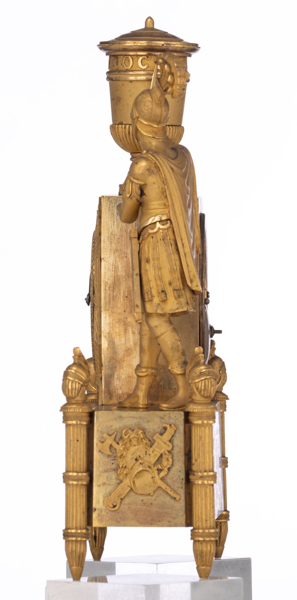 A French Restauration mantle clock, depicting the tragic story of Patroclus, H 33 - W 24,5 cm - Image 2 of 8