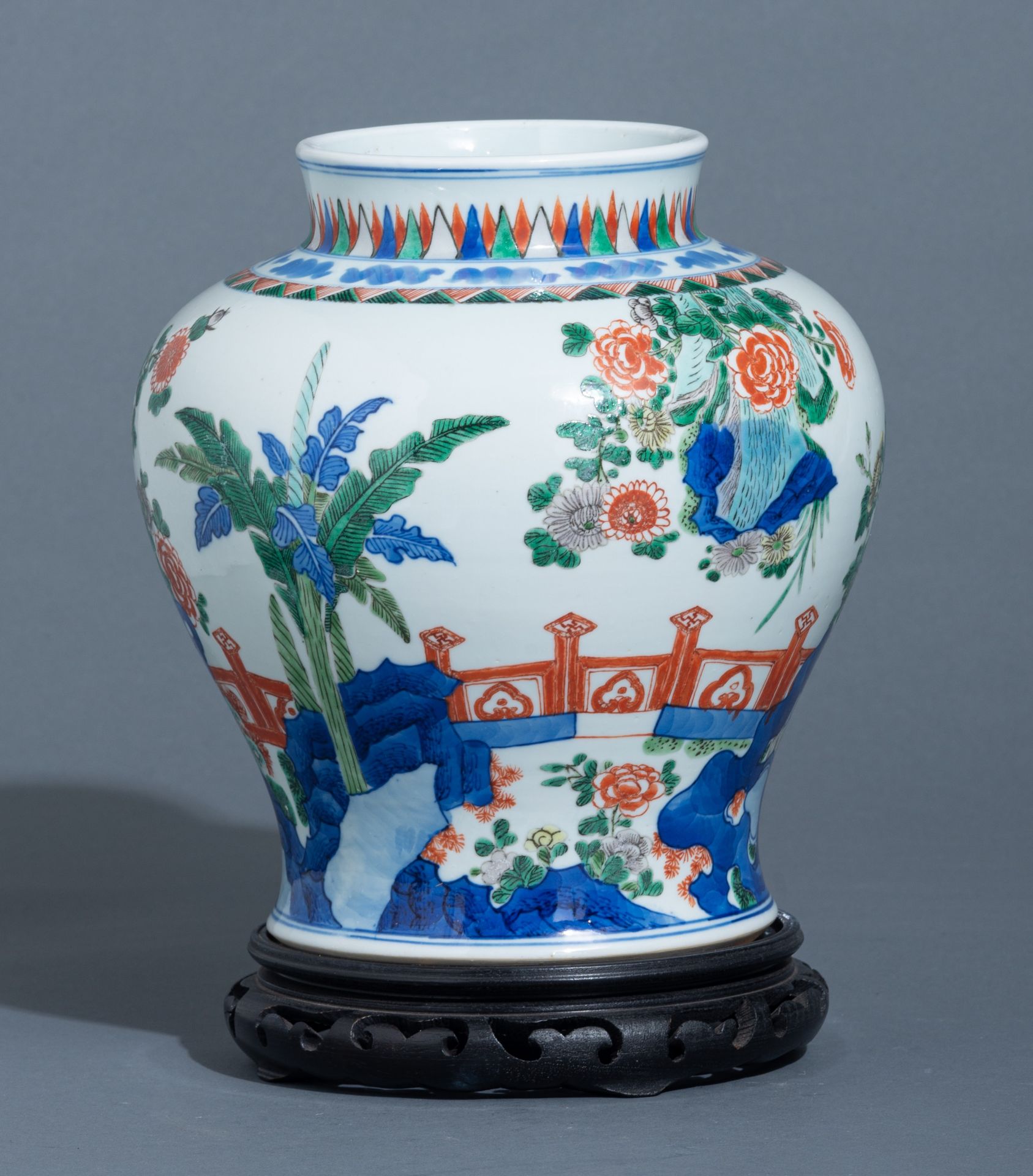 A Chinese 'Phoenix and Kilin' wucai jar, H 25,5 cm - Image 3 of 6