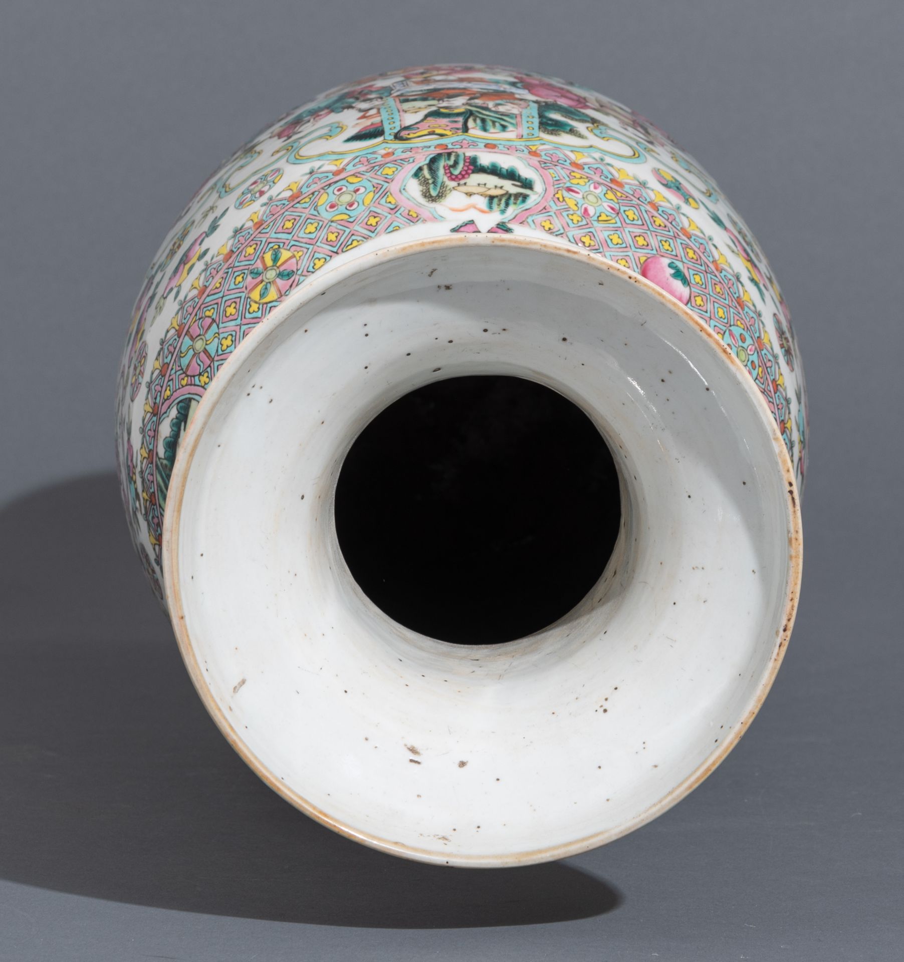A Chinese famille rose vase, paired with Lingzhi handles, 19thC, H 58 cm - Image 7 of 10
