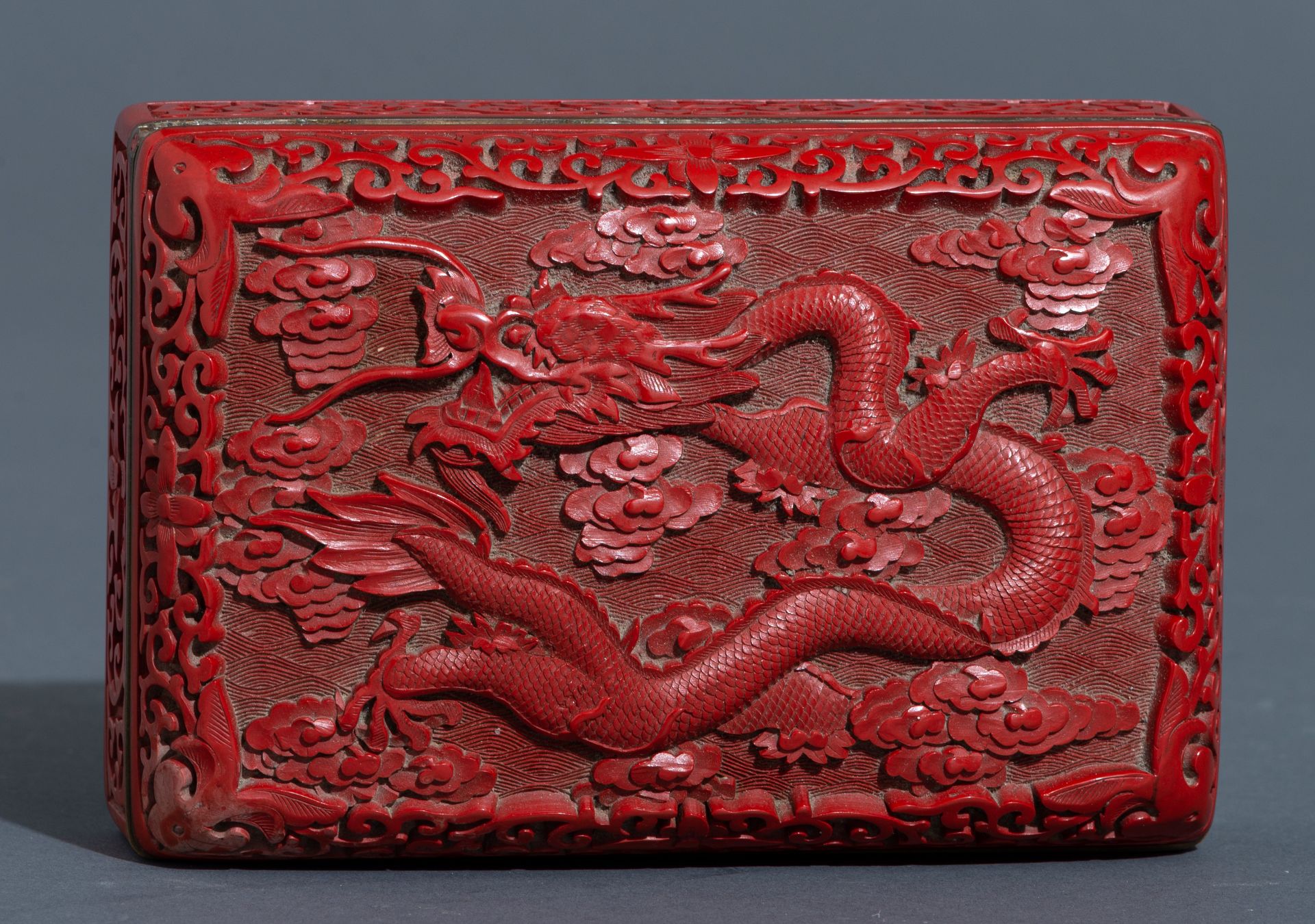 A Chinese carved cinnabar lacquer box and cover, 20thC, 10 x 15 cm - Image 10 of 14