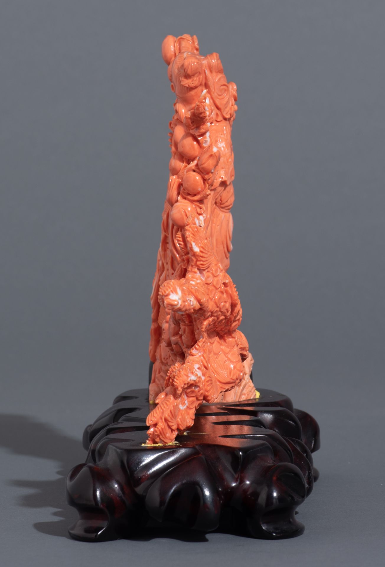 A Chinese sculpted red coral group, around 19thC, H 20,5 cm - Weight coral: about 1,3 kg - Image 4 of 12
