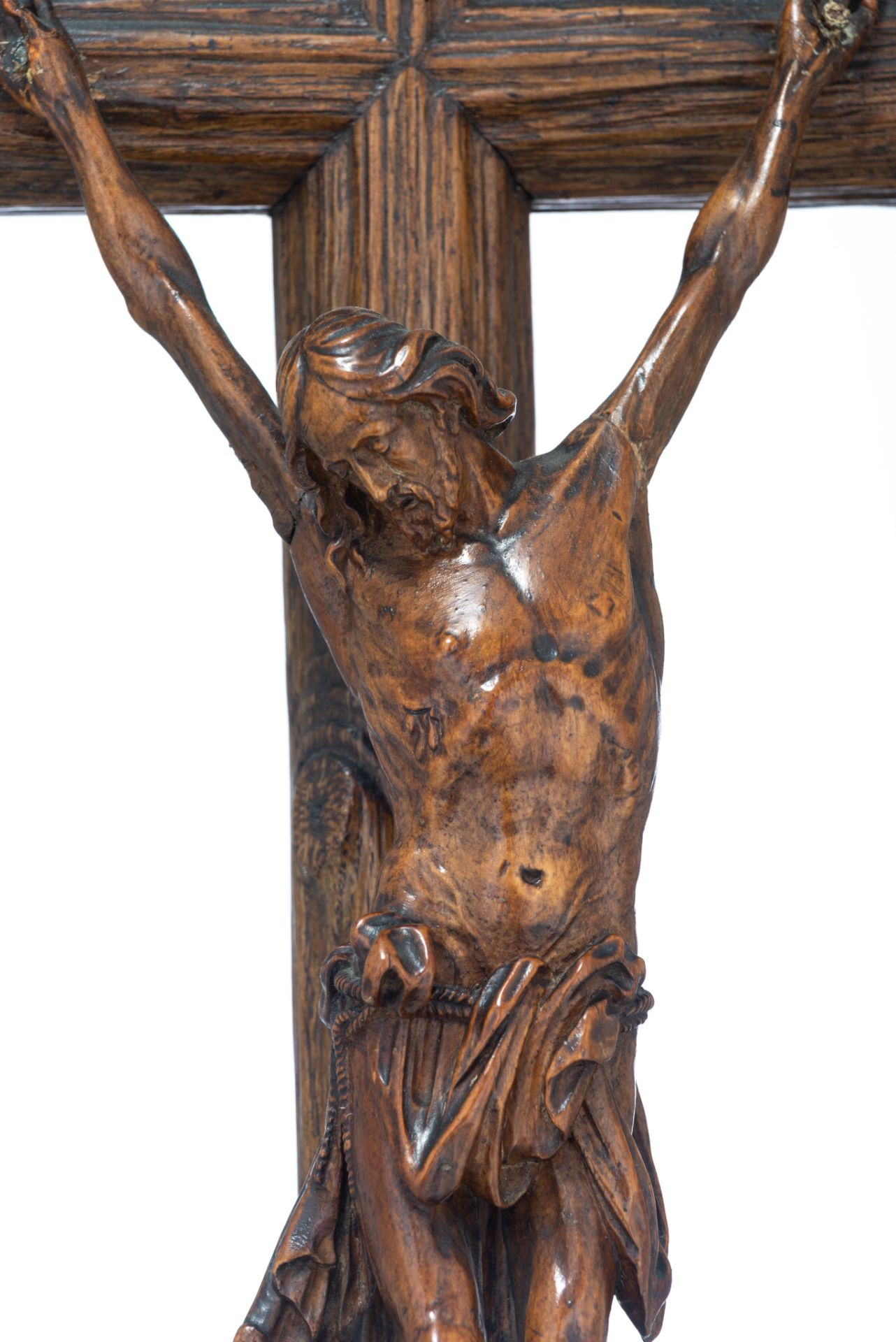 A finely carved walnut Golgotha, Southern Netherlands, 17thC, H 65 - W 28 cm - Image 7 of 11