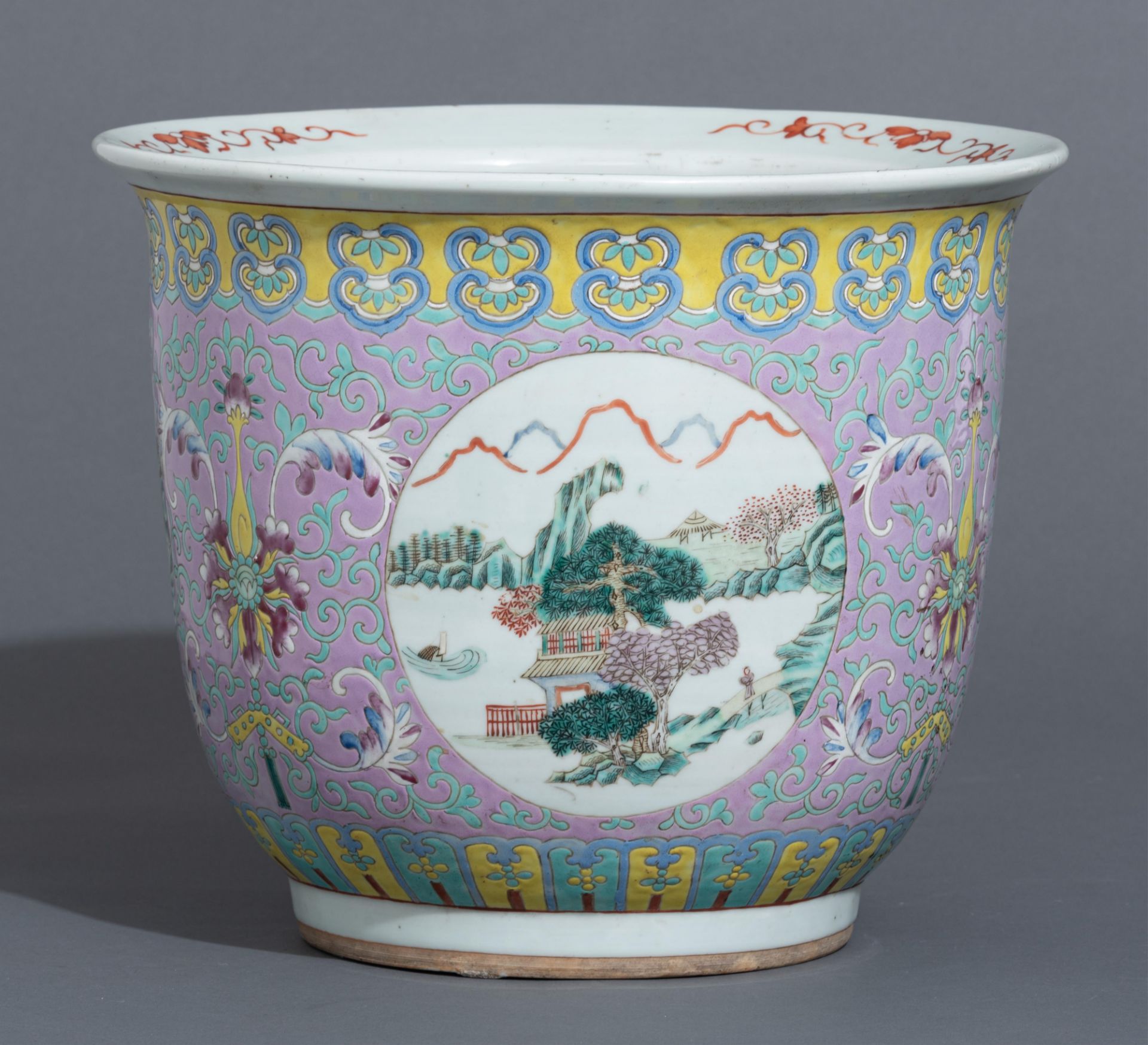 A Chinese famille rose jardinière, 19thC, H 30 - ø 35 cm - Image 3 of 9