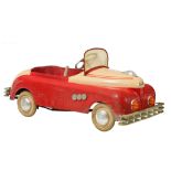 A Torck 'Modèle Grand Luxe' red and cream metal pedal car with oil can, 1950 - 1951, 50,5 x 51,5 x 1