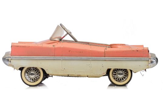 A Torck 'Francorchamps Tourisme II' coral and cream metal pedal car, with music box, 1959, 46 x 49 x - Bild 5 aus 11