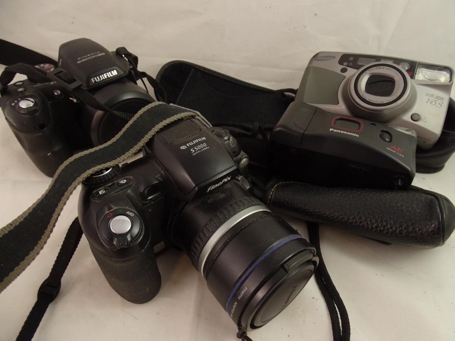 Photography : Fujifilm S2000HD, Fujifilm S5000 digital camera, Samsung slim zoom 145S and a