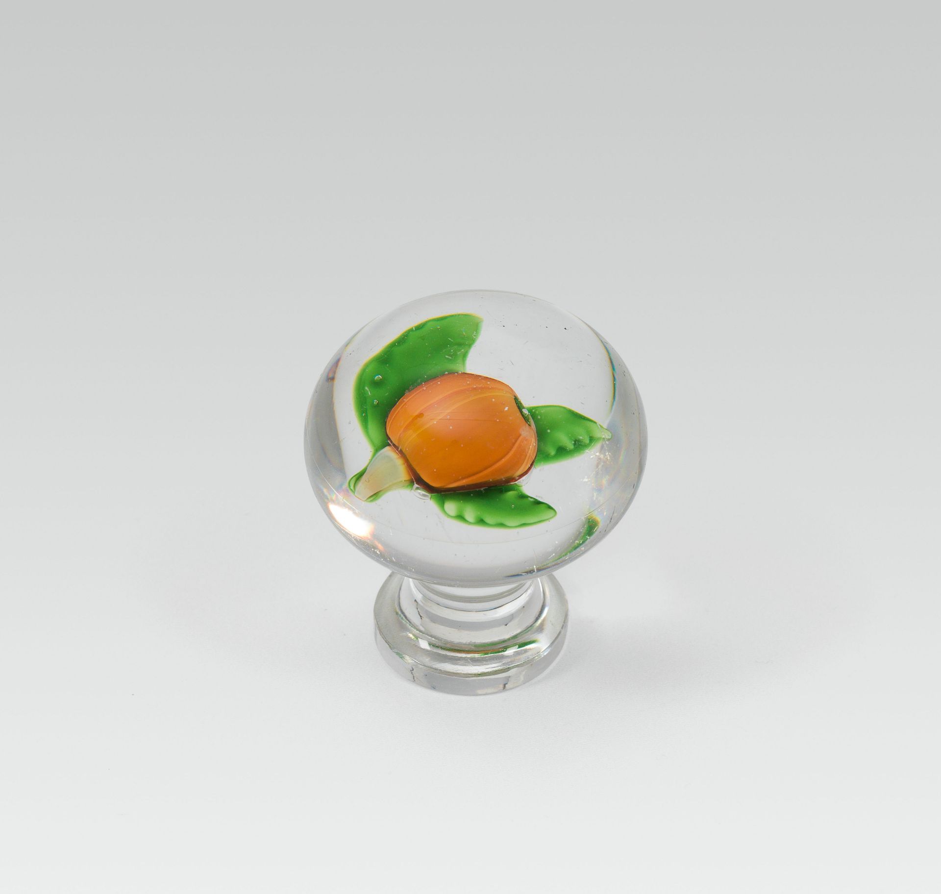 Knob with applecolourless glass cushion; clear glass domeh. 4.8 cm; dm. 4.2 cm