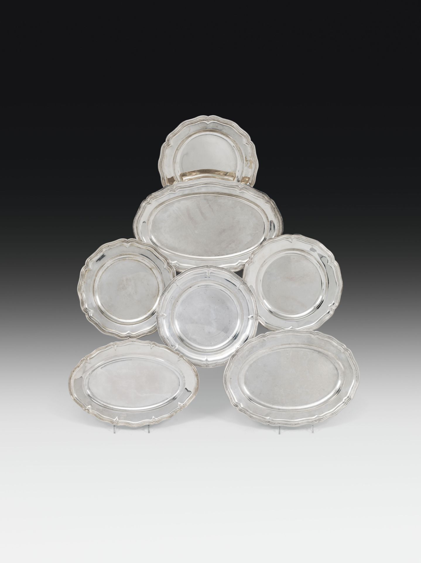 4 Plates, 3 trayssilver; mixed lot with 7 pieces; all pieces marked: Vienna Diana hallmark and