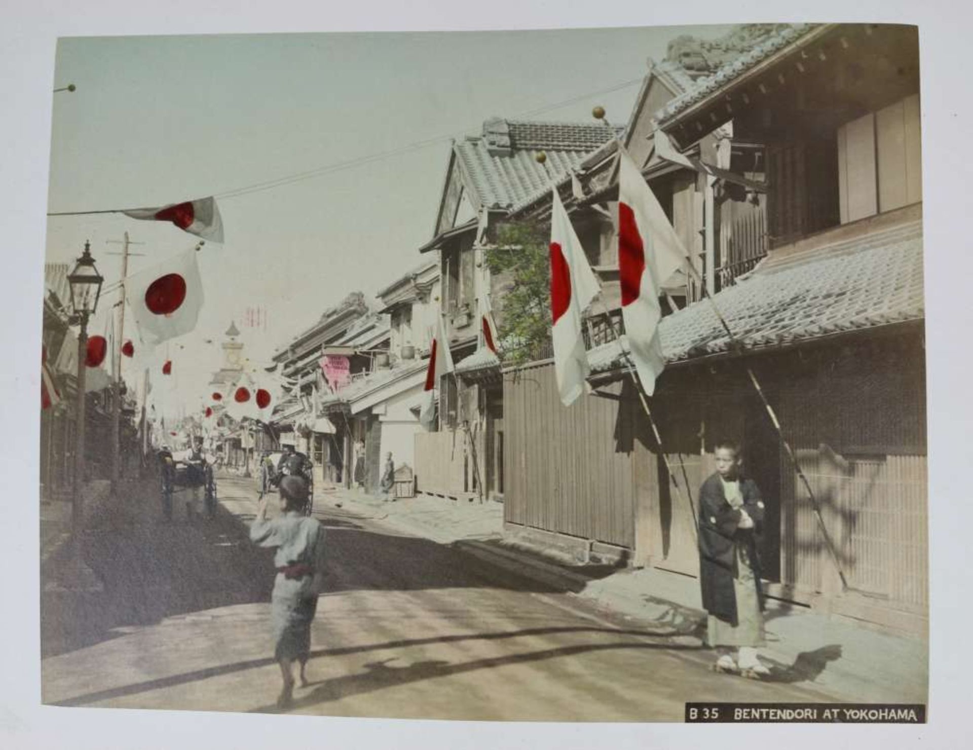 Japan, hervorragendes Fotoalbum, Japan um 1900, 50 handkolorierte Albumin-Abzüge. - Image 5 of 9