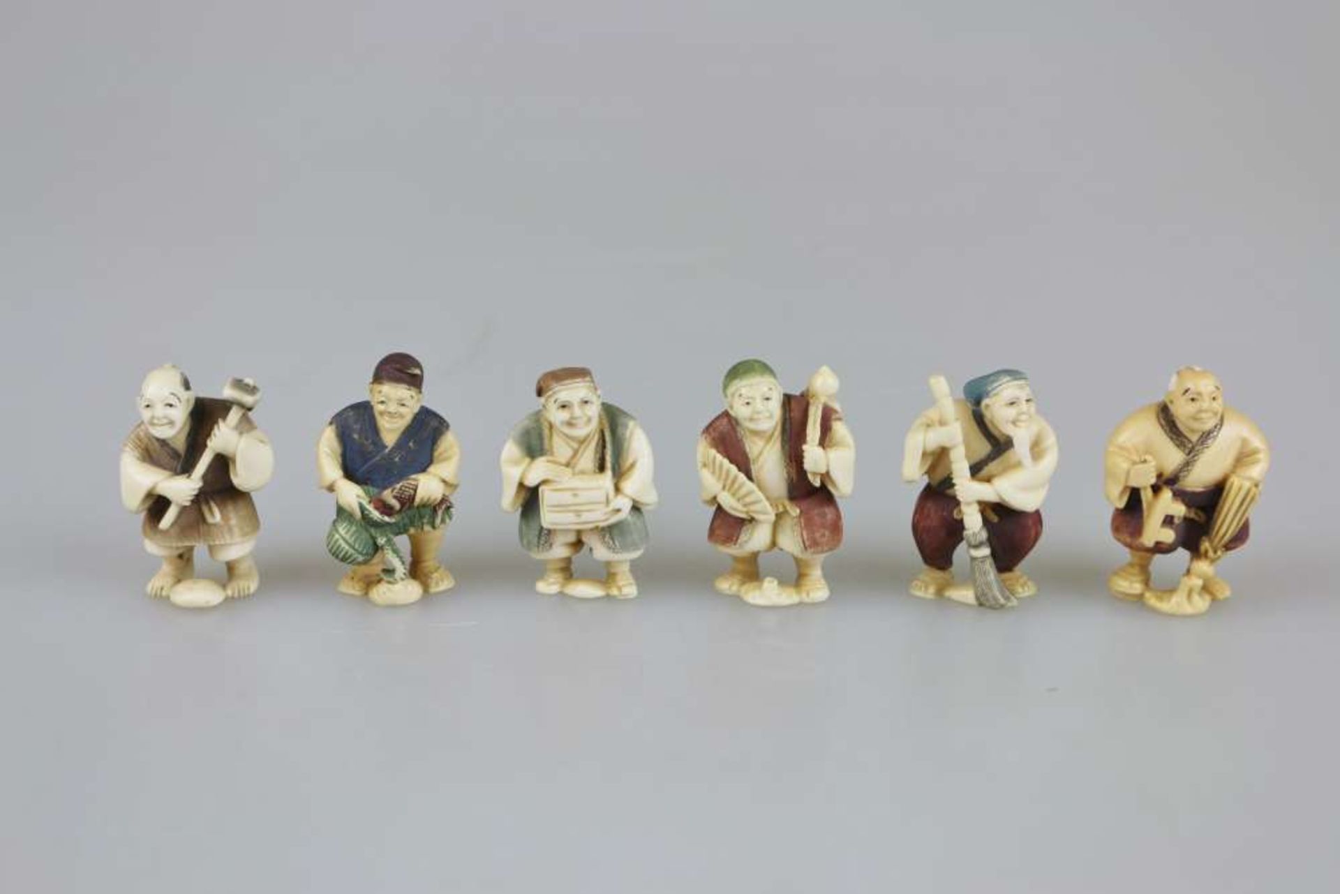 Konvolut sechs Netsuke, Japan, Elfenbein, part. polychrom gefasst, jew. mit Signatur.