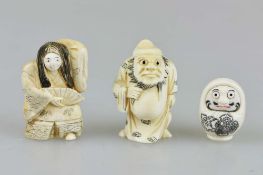 Konvolut drei Netsuke, Japan, Elfenbein, geschwärzte Binnenzeichnung, jew. mit Signatur.