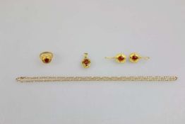 Schmuck Set aus satiniertem Gelbgold.