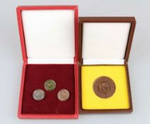 DDR, 3 Ehrennadel KDT (Kammer der Technik) in Gold, Silber und Bronze und 1 Medaille Bronze.
