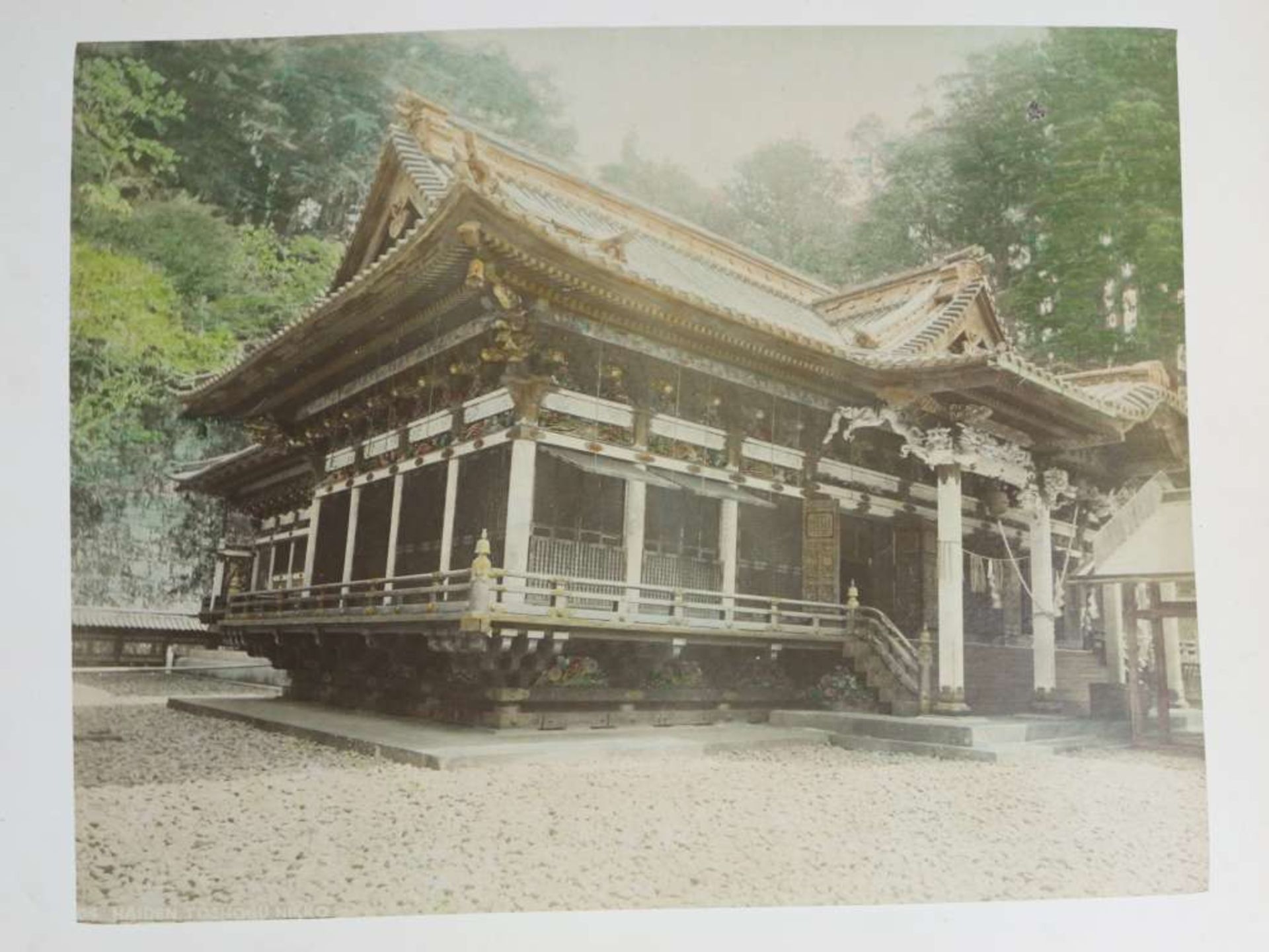 Japan, hervorragendes Fotoalbum, Japan um 1900, 50 handkolorierte Albumin-Abzüge. - Image 4 of 9
