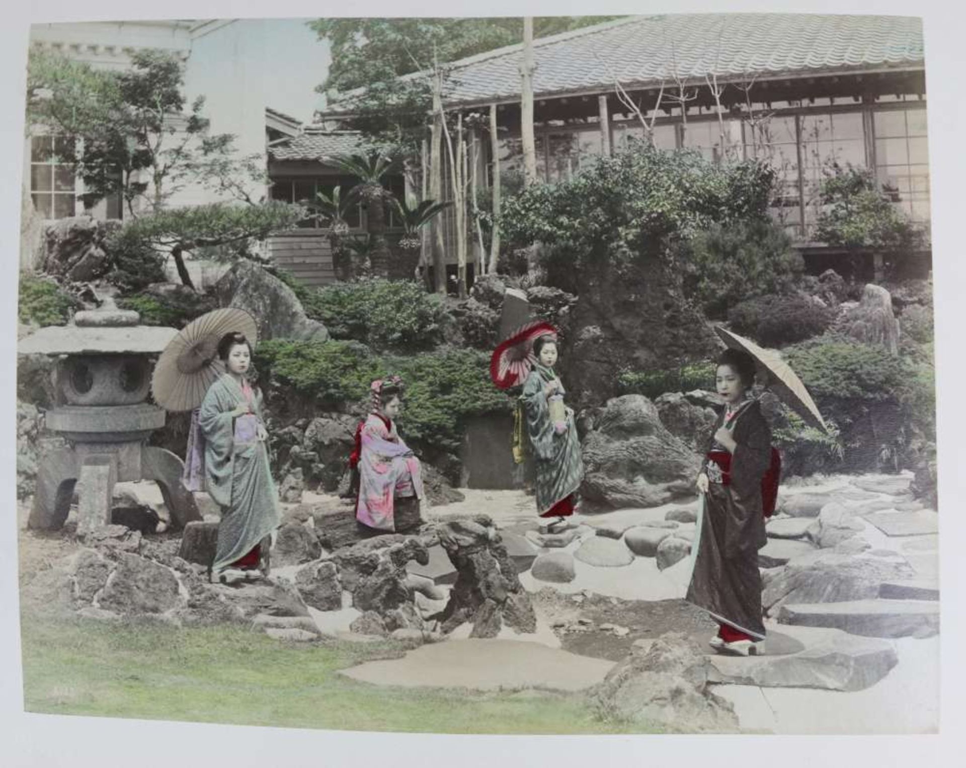 Japan, hervorragendes Fotoalbum, Japan um 1900, 50 handkolorierte Albumin-Abzüge. - Image 7 of 9