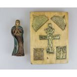 Ikone, Holztafel mit fünf eingelassenen Metallikonen, Russland, 19./20. Jh. Dazu Heilige Figur, Holz