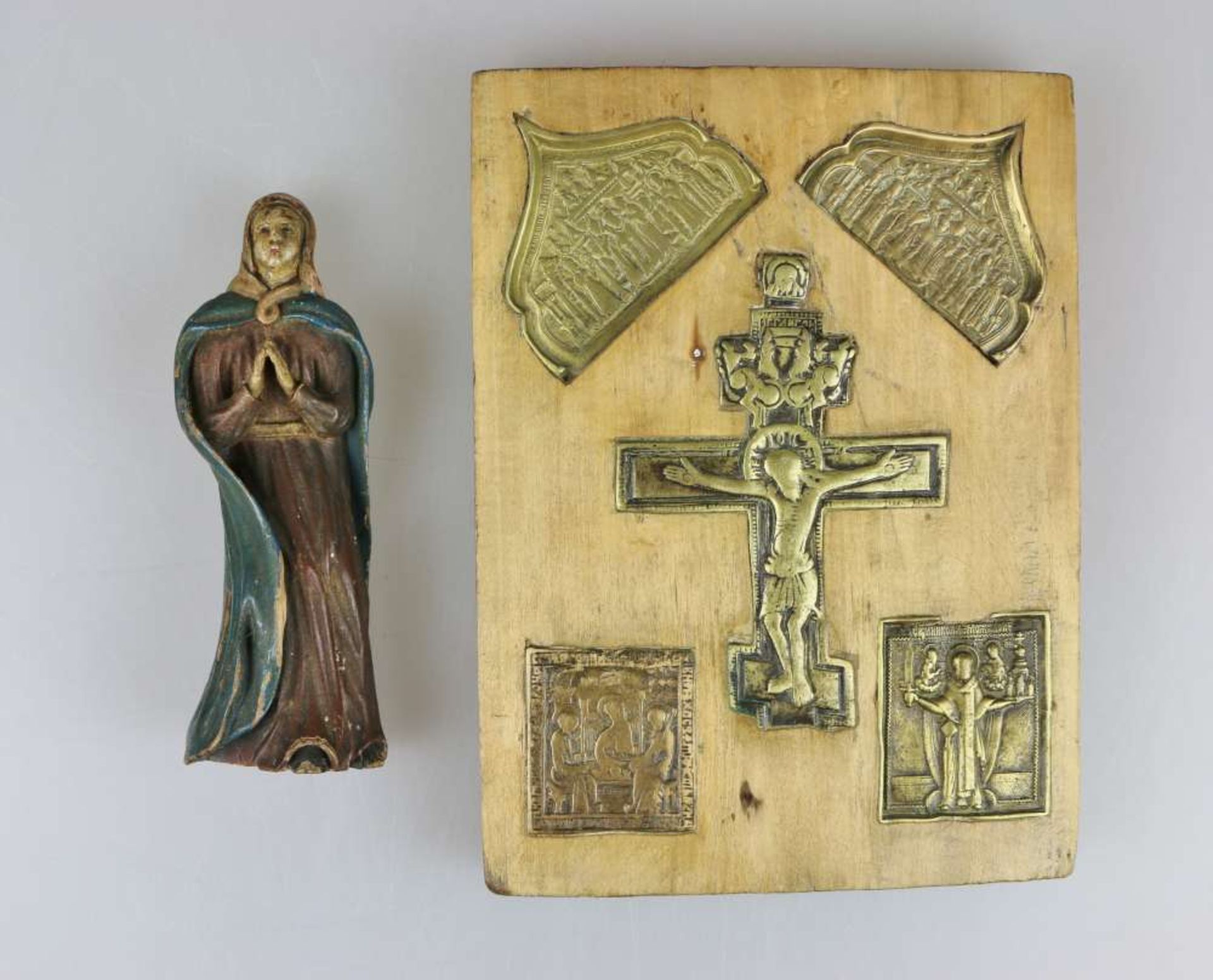 Ikone, Holztafel mit fünf eingelassenen Metallikonen, Russland, 19./20. Jh. Dazu Heilige Figur, Holz