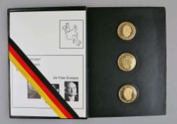 Drei Goldmedaillen, Konrad Adenauer, Alcide de Gasperi und Robert Schuman.