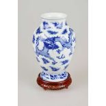 Vase, Porzellan, Blau-Weiß-Malerei, am Stand bez. mit Xuande Marke (1426-35), H.: ca. 30 cm.