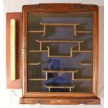 Asiatische Wandvitrine, Mitte 20. Jh., Holz.