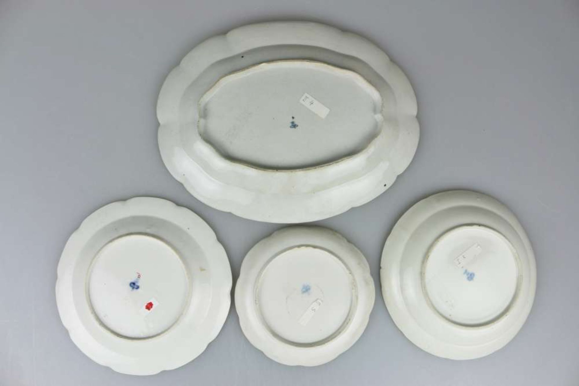 Ludwigsburg, Konvolut: zwei Teller, eine Schale und eine ovale Platte, 2. H. 18. Jh. - Bild 2 aus 3
