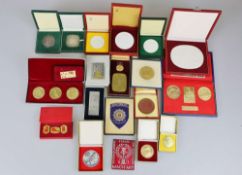 DDR, Konvolut von 28 Medaillen und Plaketten, verschiedene Materialien und Größen, jeweils im Etui.