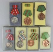 DDR, Konvolut von 7 Medaillen: 2x Für hervorragende Verdienste NVA Silber, gestempelt 900 etc, jewei