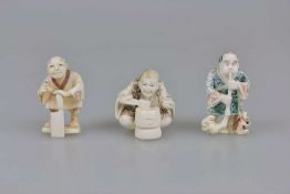 Konvolut zwei Netsuke und ein Netsuke-Okimono, Japan, 1. H. 20. Jh., Elfenbein.