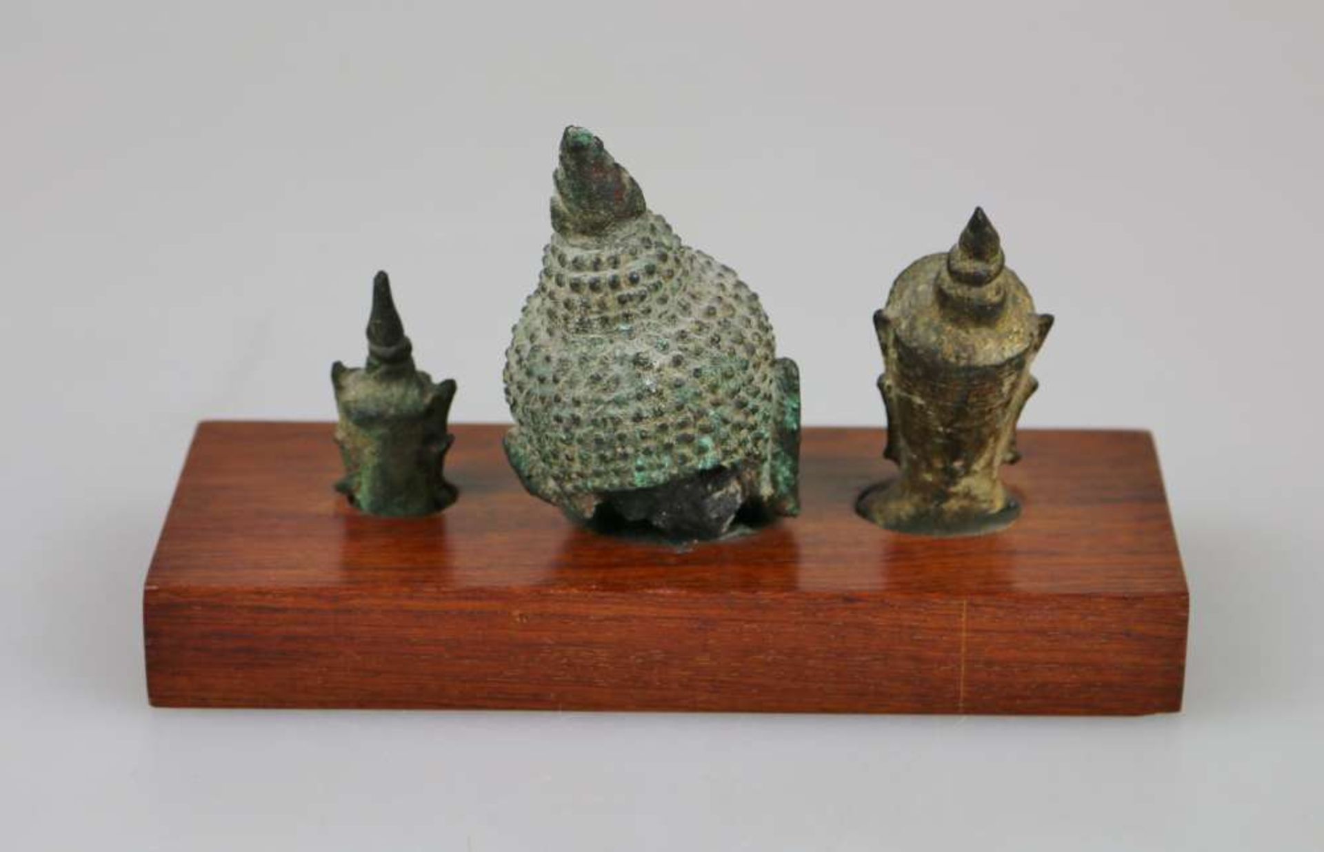 Drei abgeschlagene Köpfe ehemaliger Tempelfiguren, Südostasien, Bronze. - Image 2 of 2
