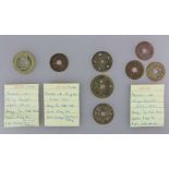 China bzw. Mongolei, 8 Lochmünzen Käsch, auf Zetteln beschrieben.