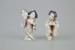 Konvolut zwei Netsuke ''Geisha'', Japan, 1. H. 20. Jh., Elfenbein.