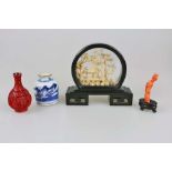 Konvolut Miniaturen, vier Teile, China: Korkdiorama, Lackvase (Kunststoff), Geisha (Speckstein), Top
