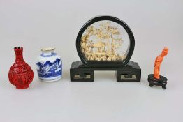 Konvolut Miniaturen, vier Teile, China: Korkdiorama, Lackvase (Kunststoff), Geisha (Speckstein), Top