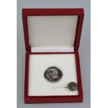 DDR Rudolf-Virchow-Preis o.J. unsigniert. Medaille (30 mm) in Buntmetall-versilbert, dazu die Anstec