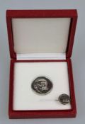 DDR Rudolf-Virchow-Preis o.J. unsigniert. Medaille (30 mm) in Buntmetall-versilbert, dazu die Anstec