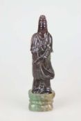 Jadefigur, China, 20. Jh., Guanyin mit Wedel und Vase.