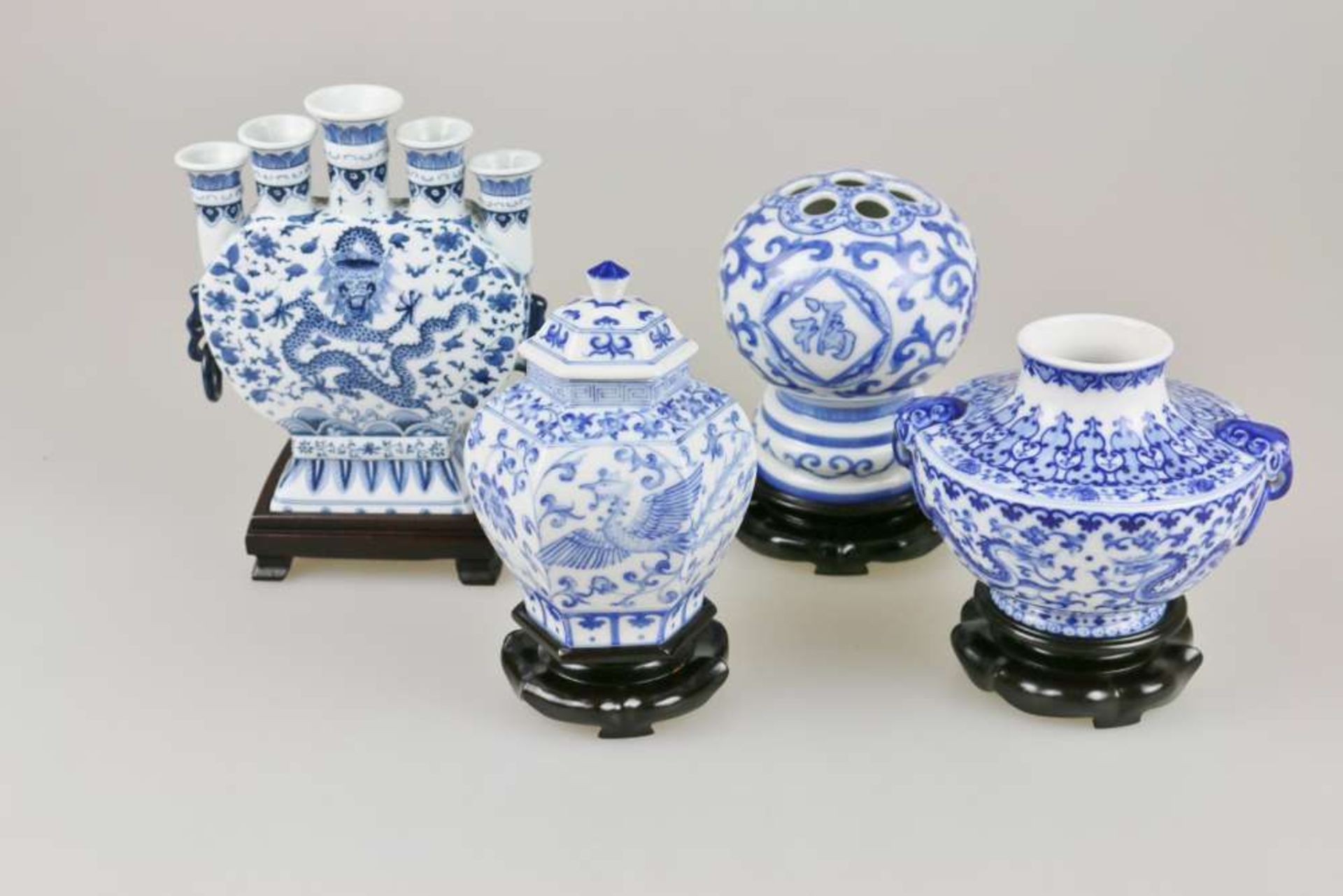 Konvolut 4 Replika Vasen, China/ Taiwan, 20. Jh., 5-teilig, nach Museumsstücken aus dem National Pal