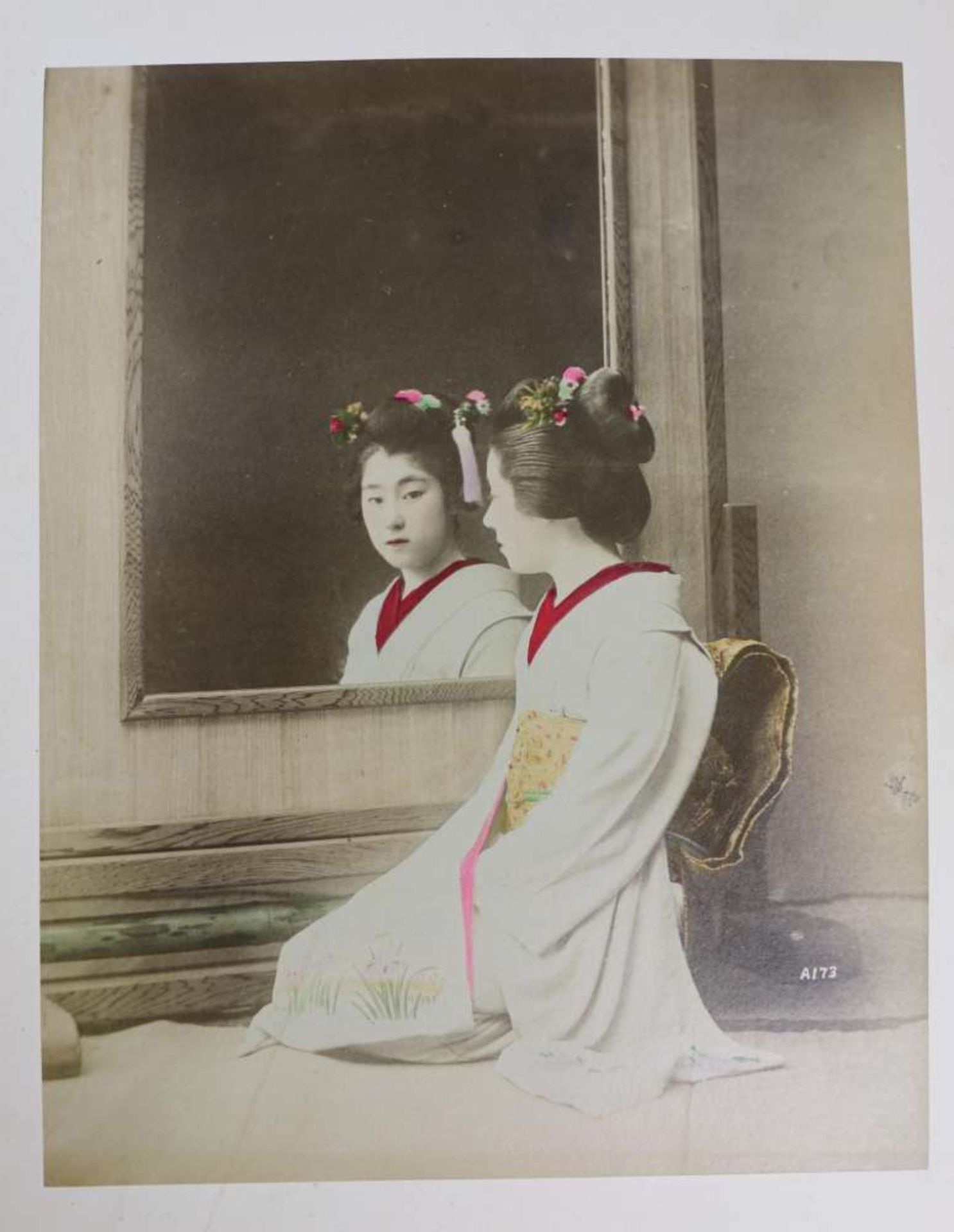 Japan, hervorragendes Fotoalbum, Japan um 1900, 50 handkolorierte Albumin-Abzüge. - Image 8 of 9