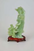 Figurengruppe, China, 20. Jh., hellgrüne Jade.