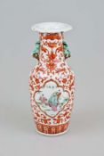 Famille-Rose-Vase, bez. mit roter Siegelmarke Tongzhi (1862-1873), H.: 25,5 cm.