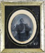 Ambrotypie von 1860. Darstellung eines Schweizer Offiziers in Uniform mit daneben liegendem Tschako.