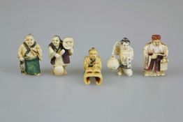 Konvolut fünf Netsuke, Japan, Elfenbein, geschwärzte Binnenzeichnung, part. polychrom gefasst, jew.