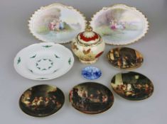 Konvolut Porzellan: vier Bildteller, Paar Wandbilder, Bonboniere, Kuchenteller, kleiner Untersetzer.