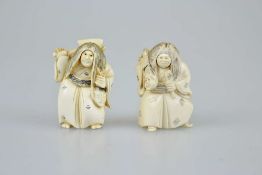 Konvolut zwei Netsuke ''Kabuki Theater Figur mit rotierendem Gesicht'', Japan, 1. H. 20. Jh., Elfenb