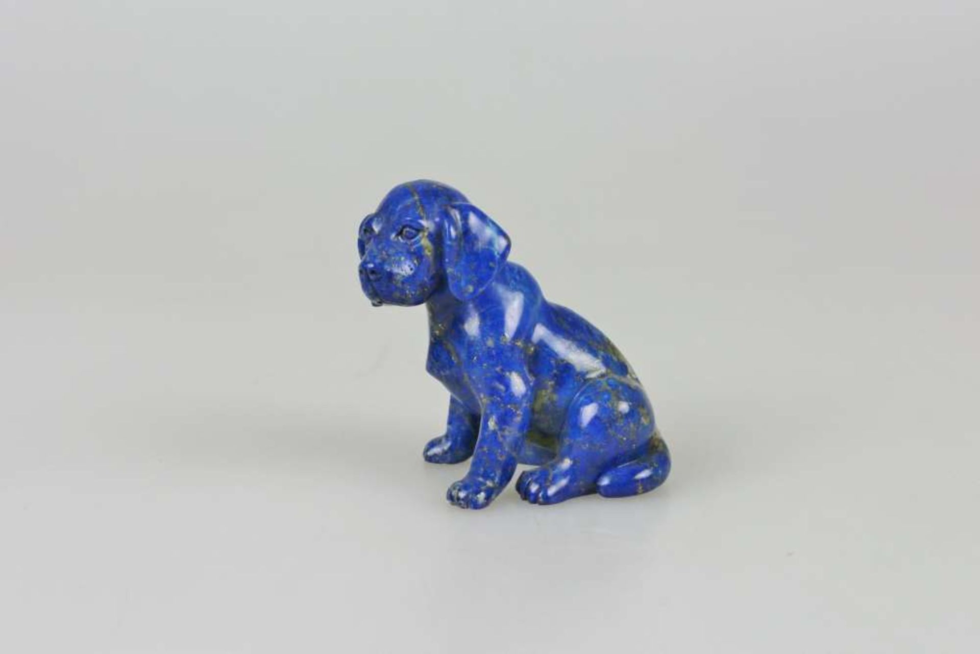 Hundefigur eines sitzenden Welpen, 20. Jh., Lapislazuli.