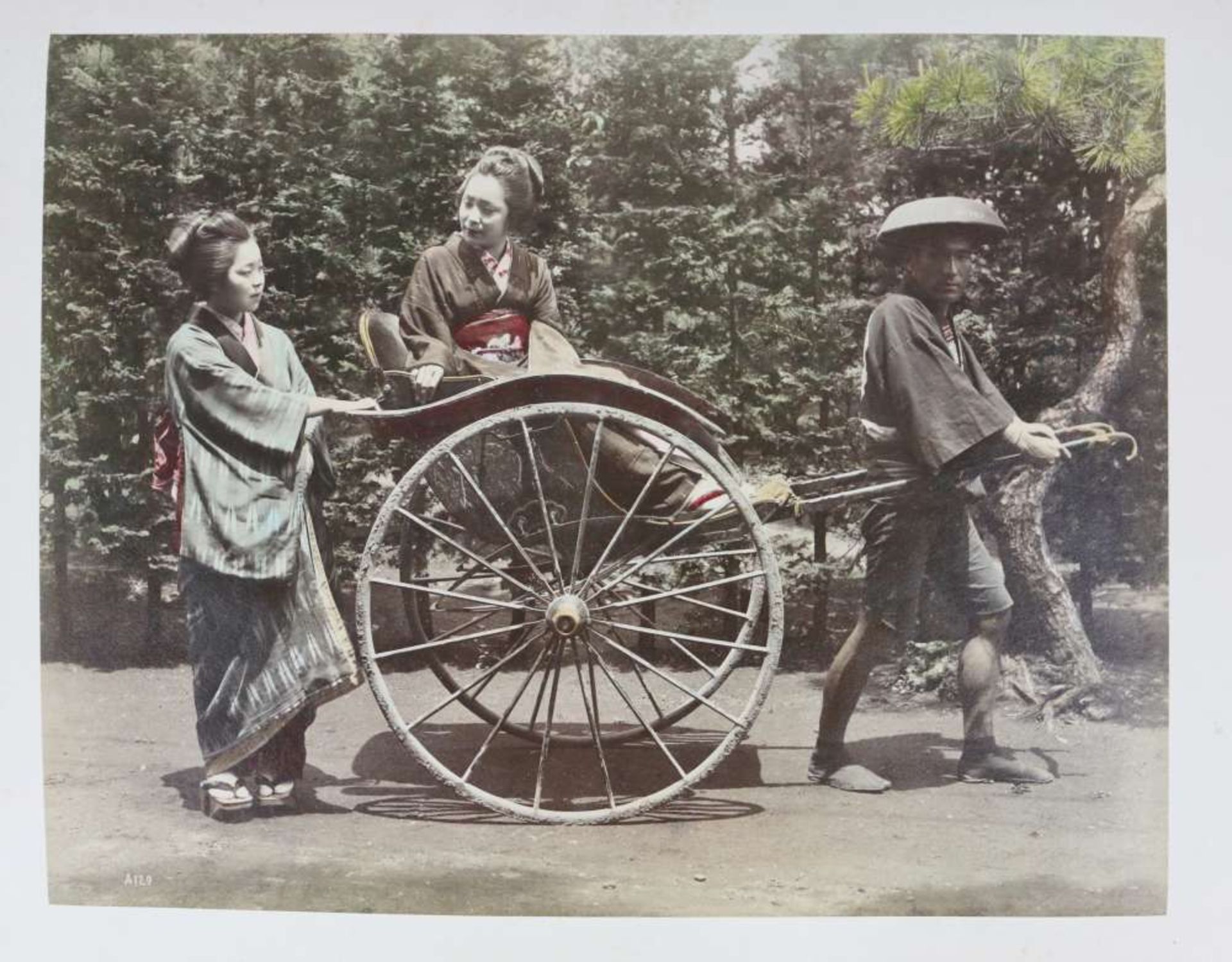 Japan, hervorragendes Fotoalbum, Japan um 1900, 50 handkolorierte Albumin-Abzüge. - Image 6 of 9