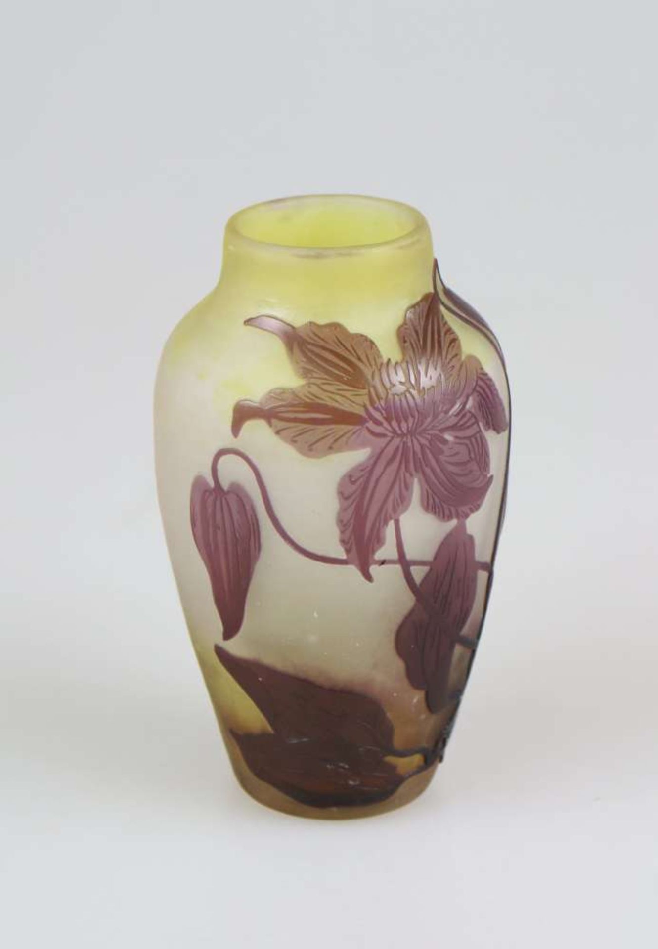 Gallé Vase mit Clematisranken, Nancy, um 1920.